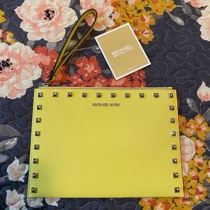 🌈 Authentic Michael Kors Clutch!